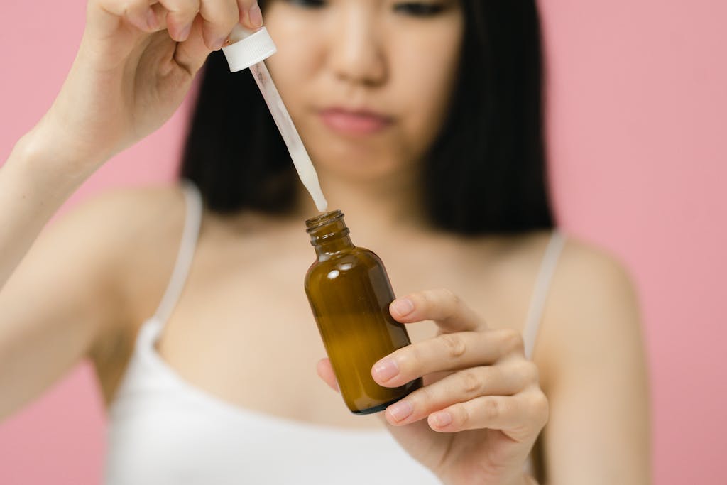 Korean Serum과 Korean Ampoule은 어떻게 다를까요? 세럼과 앰플의 역할, 피부 고민별 선택법, 아침·저녁 사용 순서를 한국식 스킨케어 관점에서 정리했습니다.