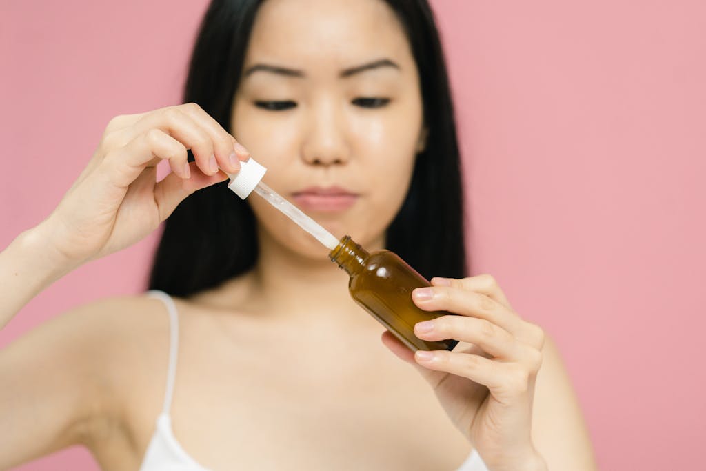 Korean Serum과 Korean Ampoule은 어떻게 다를까요? 세럼과 앰플의 역할, 피부 고민별 선택법, 아침·저녁 사용 순서를 한국식 스킨케어 관점에서 정리했습니다.