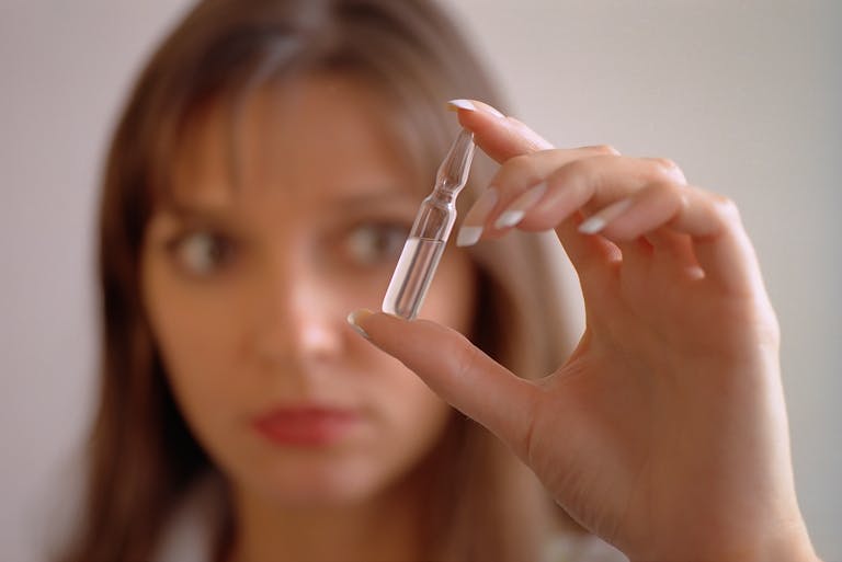 Korean Serum과 Korean Ampoule은 어떻게 다를까요? 세럼과 앰플의 역할, 피부 고민별 선택법, 아침·저녁 사용 순서를 한국식 스킨케어 관점에서 정리했습니다.